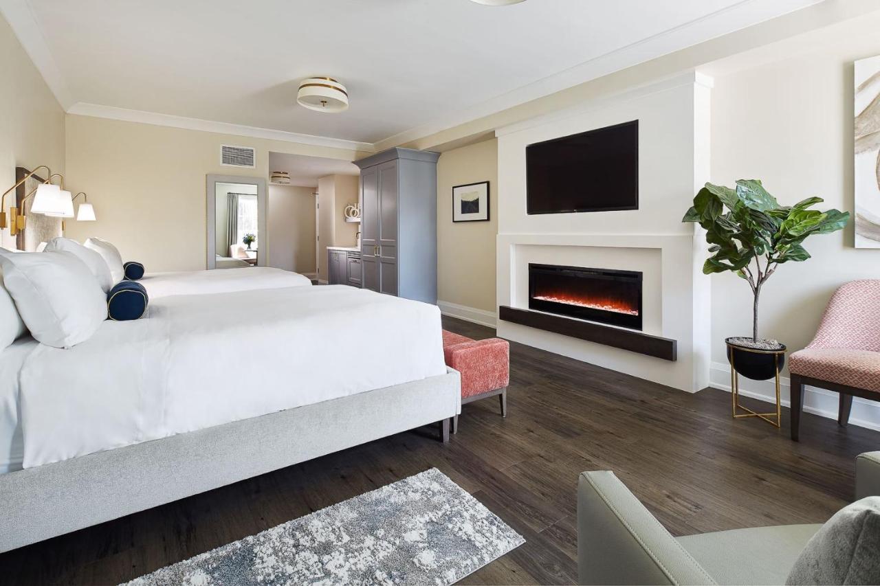 124 On Queen Hotel & Spa Ниагара-он-те-Лейк Экстерьер фото A bedroom at the Beverly Hills Hotel