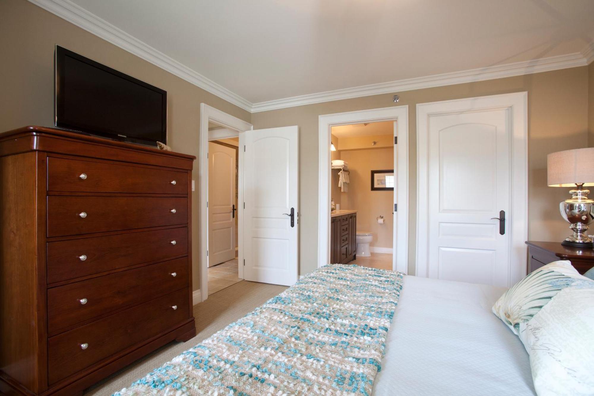 124 On Queen Hotel & Spa Ниагара-он-те-Лейк Экстерьер фото A bedroom with a carpet