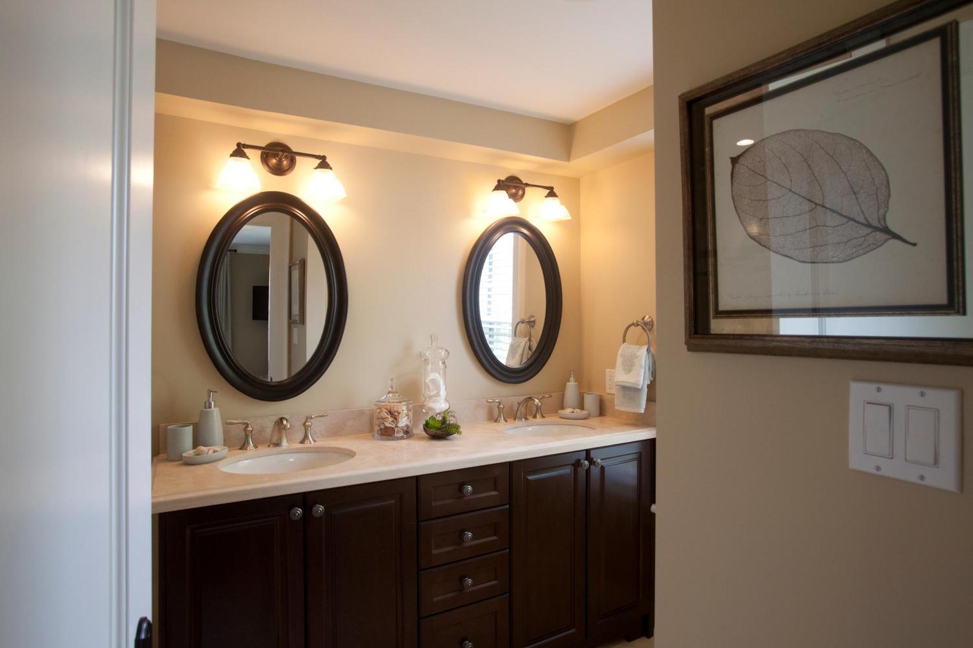 124 On Queen Hotel & Spa Ниагара-он-те-Лейк Экстерьер фото A bathroom vanity