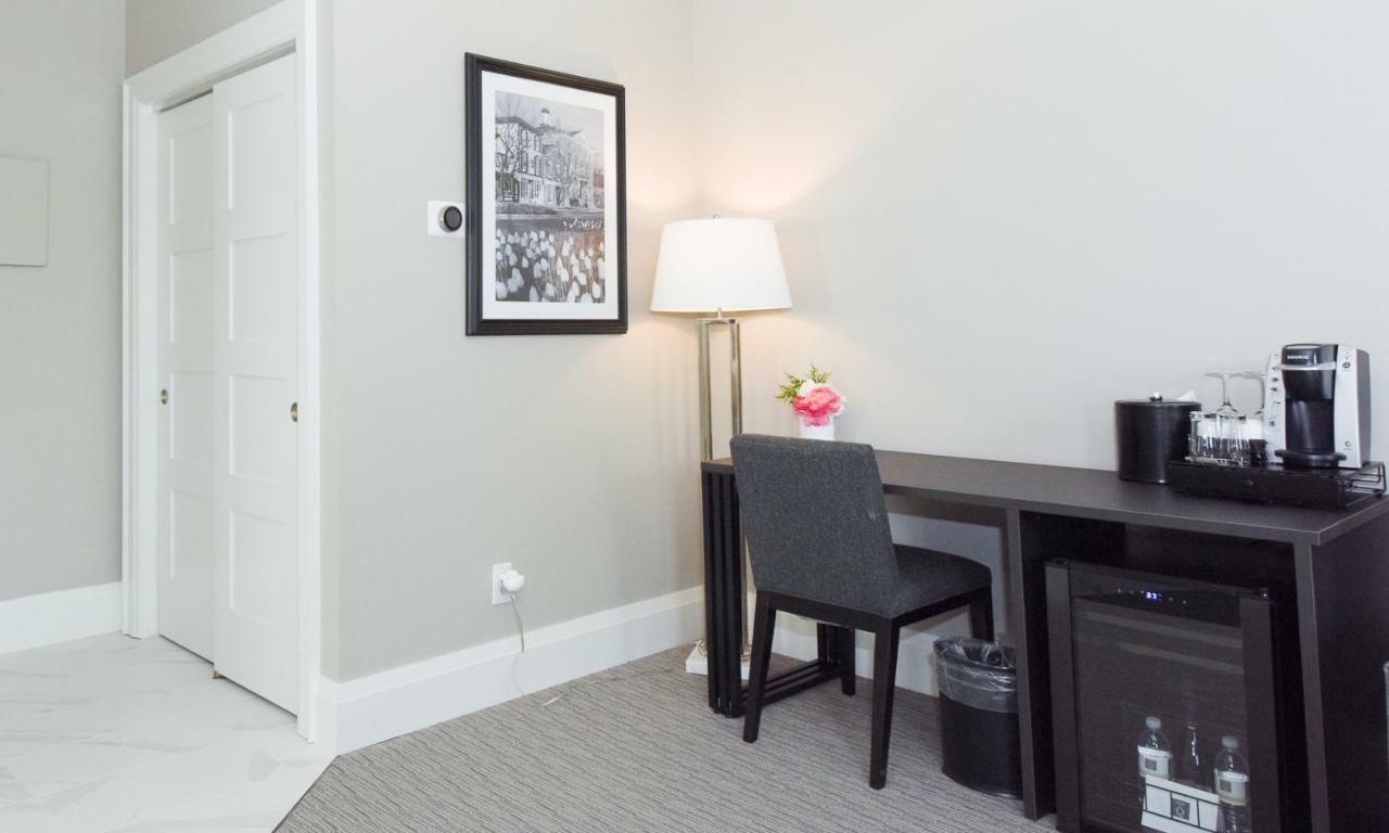 124 On Queen Hotel & Spa Ниагара-он-те-Лейк Экстерьер фото A smart plug in a hotel room