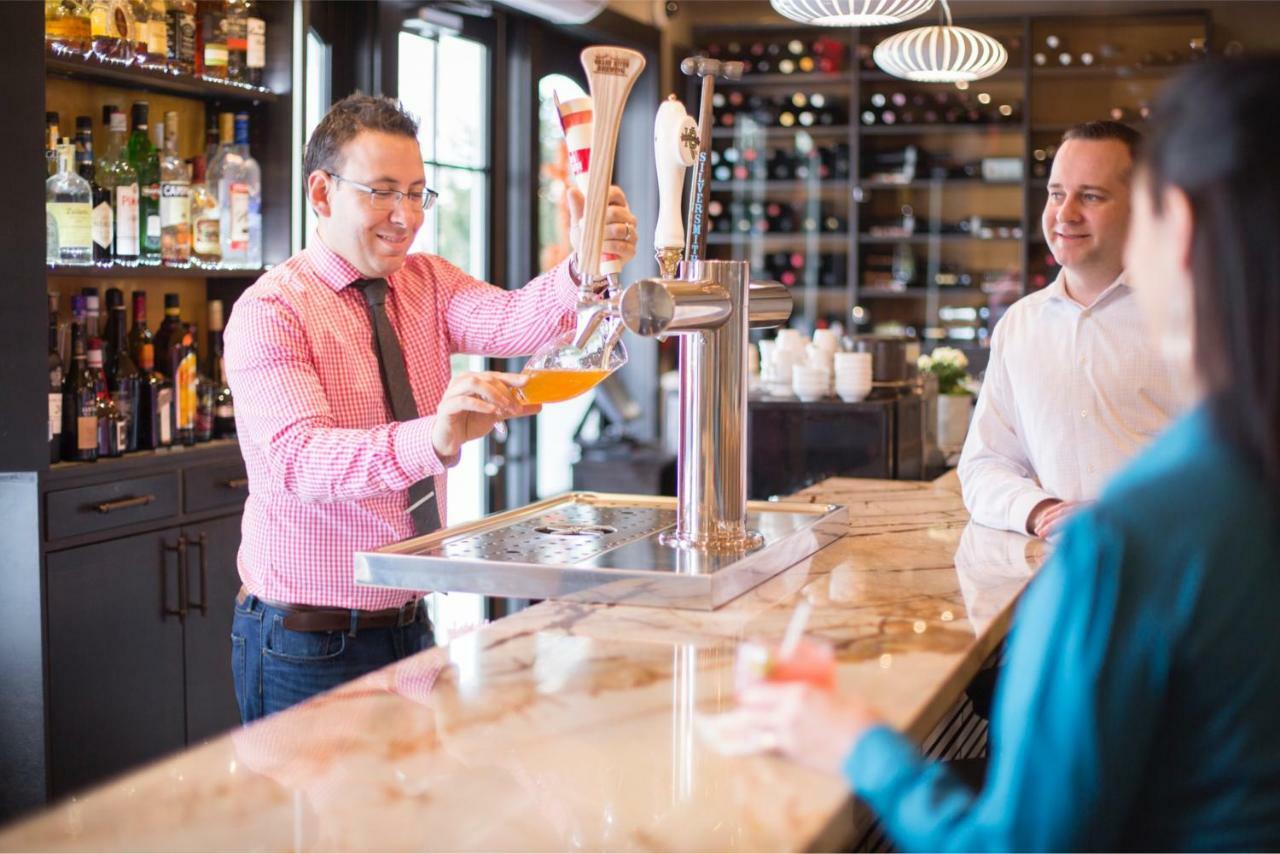 124 On Queen Hotel & Spa Ниагара-он-те-Лейк Экстерьер фото A bartender serving beer